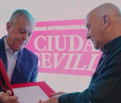Pulsa para ampliar El alcalde José Luis Sanz entrega a Miguel Gómez Losada el Premio Internacional de Pintura Ciudad de Sevilla