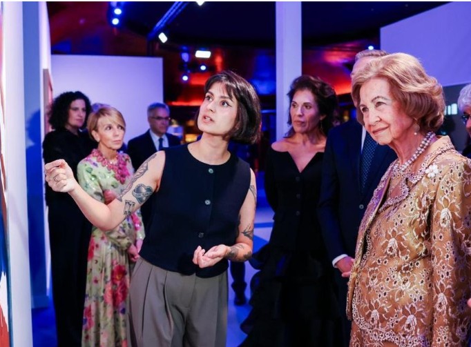 Pulsa para ampliar Amaya Suberviola explica a la Reina Emérita su premio