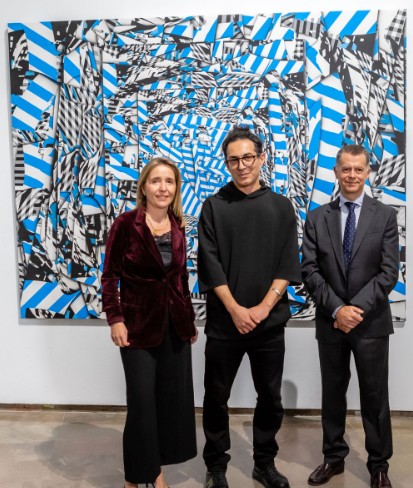 Pulsa para ampliar Volkan Diyaroglu con su obra y el Jurado